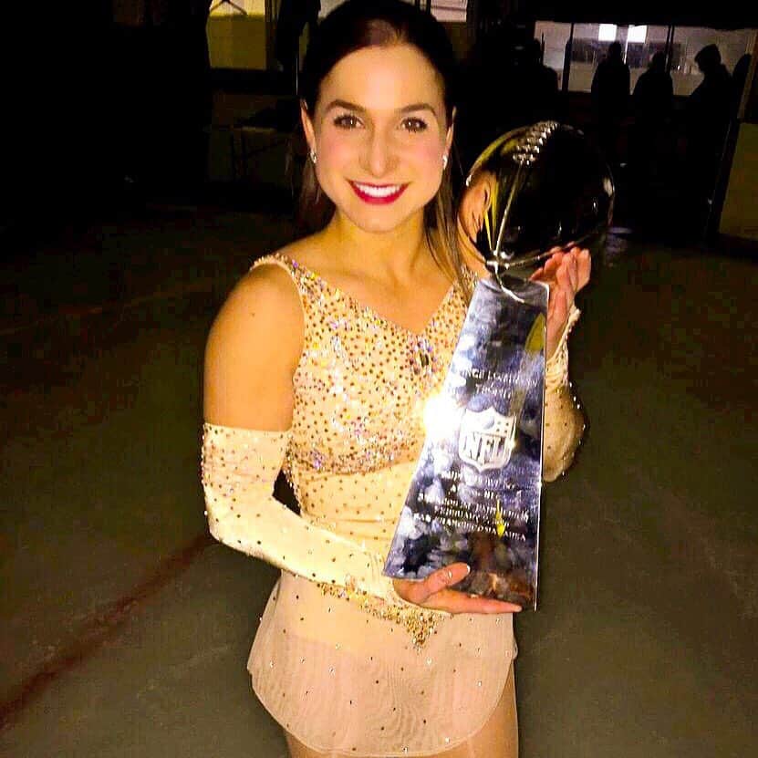 マデリーン・アーロンのインスタグラム：「It was so cool getting to hold the Lombardi Trophy last night!! #Broncos #SuperBowl #nfl 🏆😄」