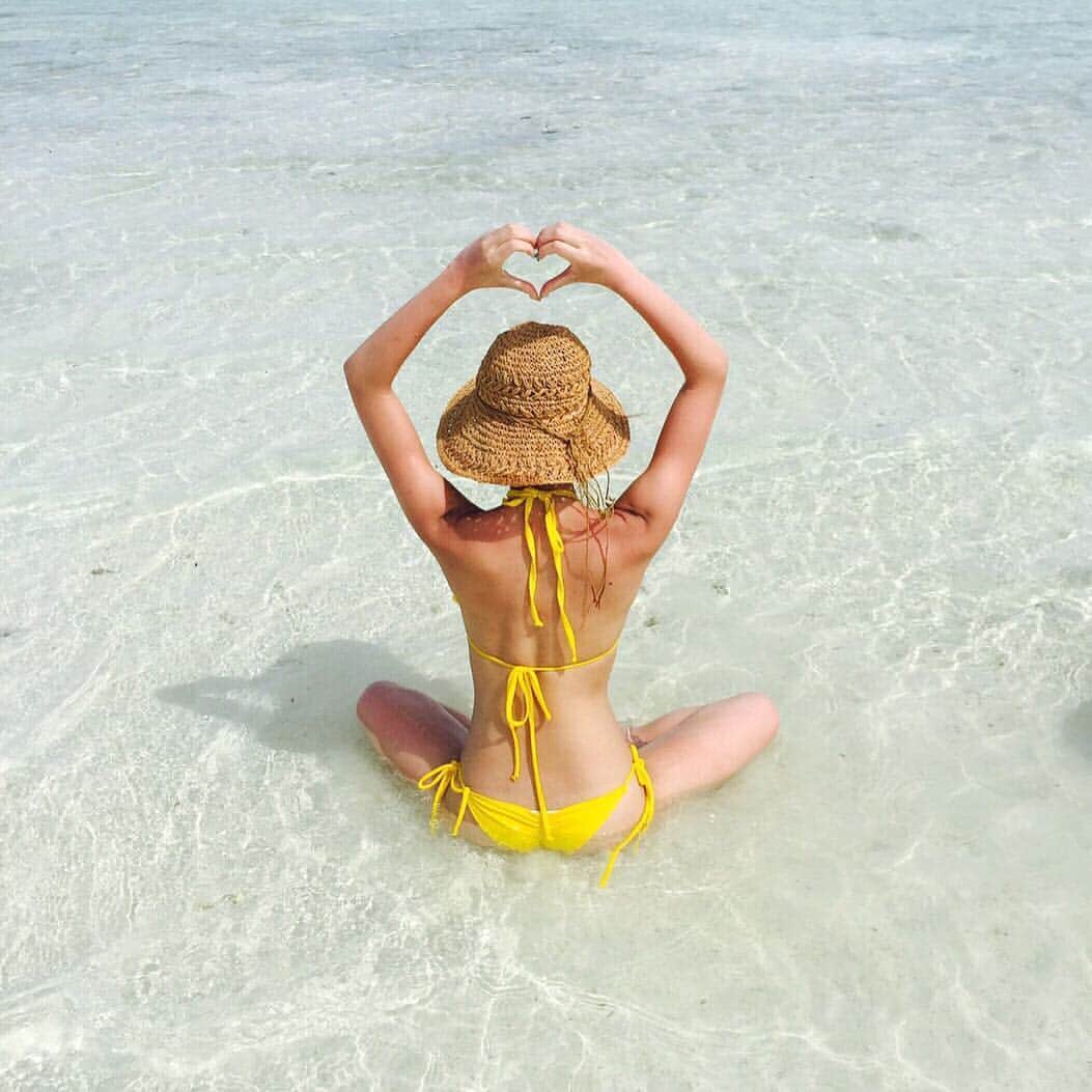 MARIEさんのインスタグラム写真 - (MARIEInstagram)「潮が引いた時間帯だけ出てくる島、ロングビーチにきたよん⛱🐚 加工全くなしでこの綺麗さ😂✨ 日差しが強すぎて肩ヤケドに近いくらい焼けたww #travel #beach #sea #sun #happy #girls #longbeach #palau」4月24日 17時26分 - marie_mimura