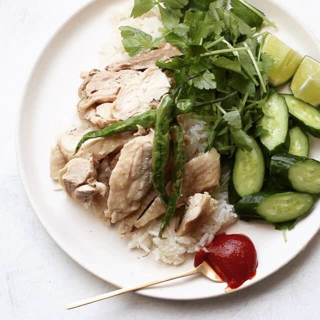 のインスタグラム：「Chicken Rice Plate  ランチに鶏飯、先日の完リピ。パクチーではなくミツバ。ライムたっぷり搾る。青唐辛子の素揚げが辛旨い。タレはケチャップ＆コチュジャン。  #khaomankai #hainanesechickenrice #カオマンガイ #ワンプレートランチ #海南鶏飯 #legere_s」