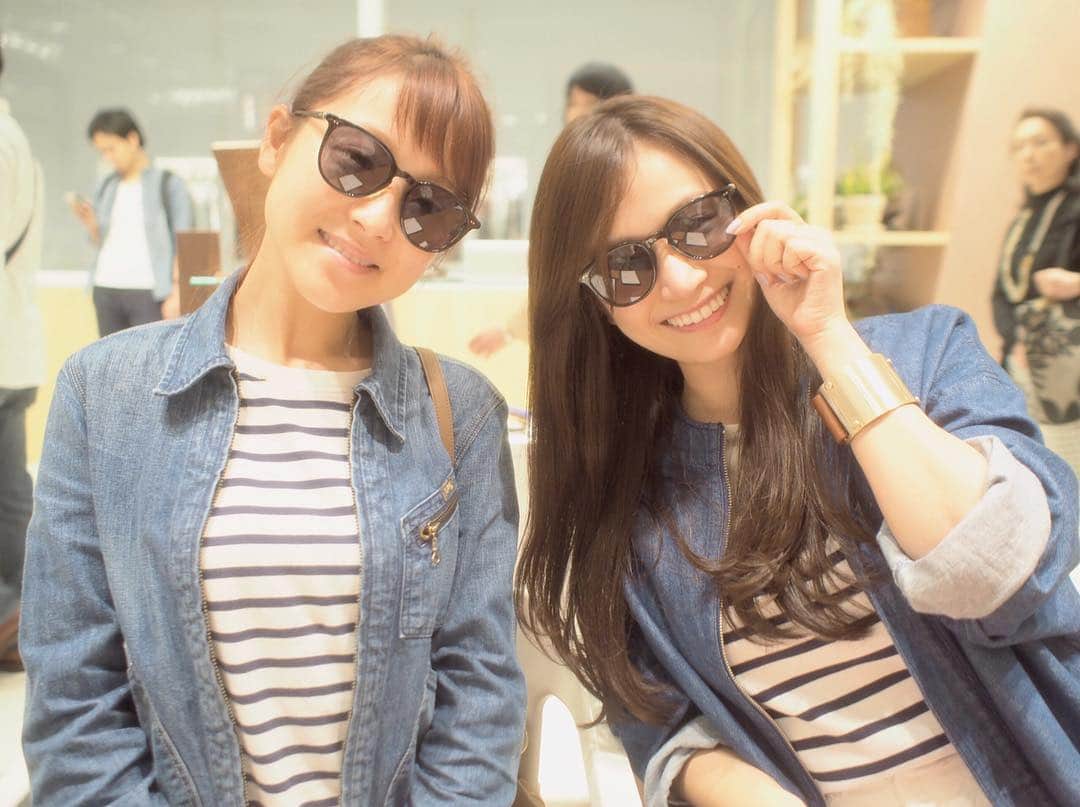 青木英李さんのインスタグラム写真 - (青木英李Instagram)「またまた#newoman へ☺︎久々のなーちゃんと偶然すぎる奇跡的なペアルック！笑  #鈴木奈々  #ニコイチ  #親友  #ペアルック  #ボーダー  #デニム  #サングラス は私がかけてるのと同じ物をこの時なーちゃんが買いに行き、さらにペアルックに仕上がりました。笑 #oliverpeoples  #おそろい」4月24日 15時28分 - eriaoki_official