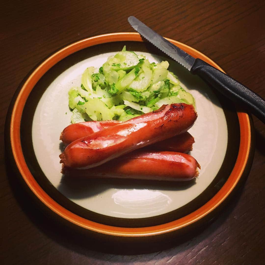 志摩有子さんのインスタグラム写真 - (志摩有子Instagram)「干からびかけていたセロリをサラダに。珍しくジョンソンヴィルのソーセージはフライパンに少量のお湯で湯がいてから、お湯を捨てて皮が弾けるまでから炒りしたらプリッと&香ばしい。 #晩ごはん #時間稼ぎ #ジョンソンヴィル」4月24日 21時22分 - ariko418