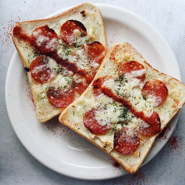 のインスタグラム：「Pizza Toast 😄おはようございます。ホワイトソースとチーズとサラミのピザトースト。今朝の赤い粉は韓国産の唐辛子。  #赤い粉のライン #ピザトースト #ピザ #トースト #pizzatoast #pizza #toast #朝食 #おしゃパン #朝ごパン」