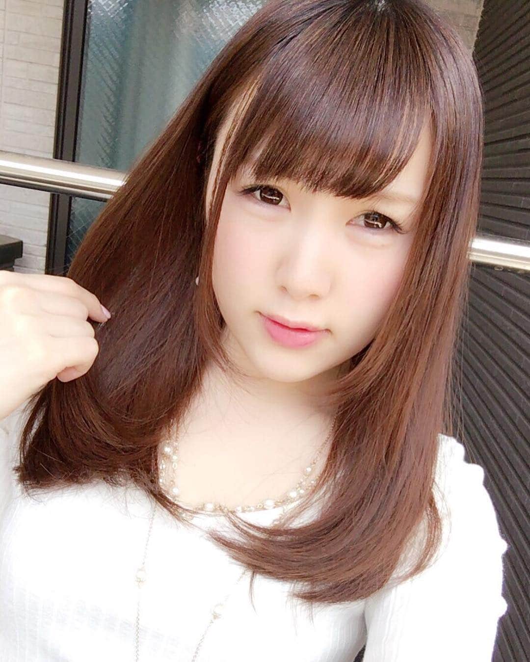 倉持りん（望月さくら）のインスタグラム：「髪の毛切りました♡ #ヘアーチェンジ#AV女優 #sexymodel #美容院後 #セミロング」