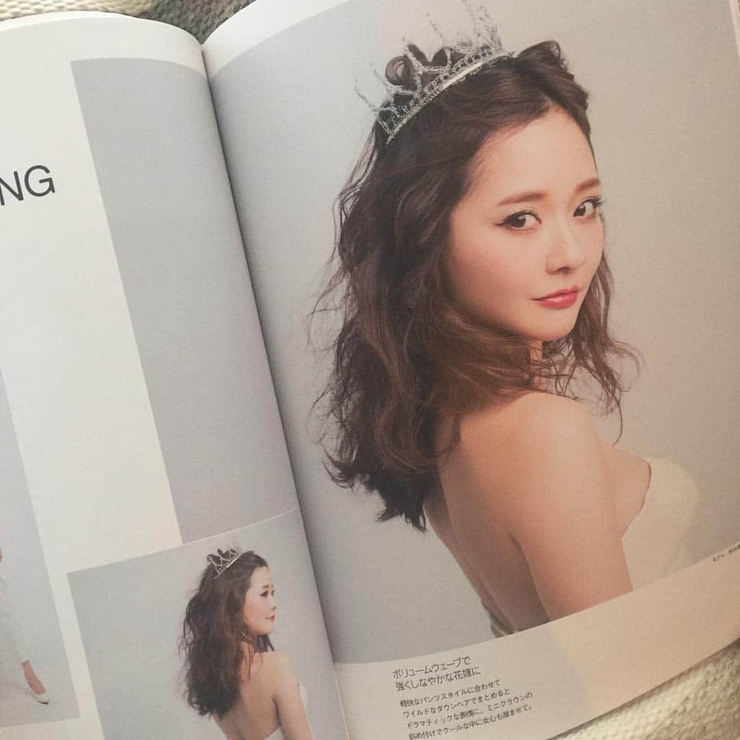 秋谷理恵のインスタグラム：「只今発売中のrumiさん @ru0711 の"RUMI WEDDING HAIR ARRANGE"  私も登場させて頂いております🤗  とーっても可愛いアレンジがたくさん詰まってる💋  #アレンジの天才 #rumiウエディングヘアブック  #rumiweddinghairarrange . . . #weddingdress #wedding #weddinghair #weddings #hairarrange #ウェディング #ウェディングドレス」