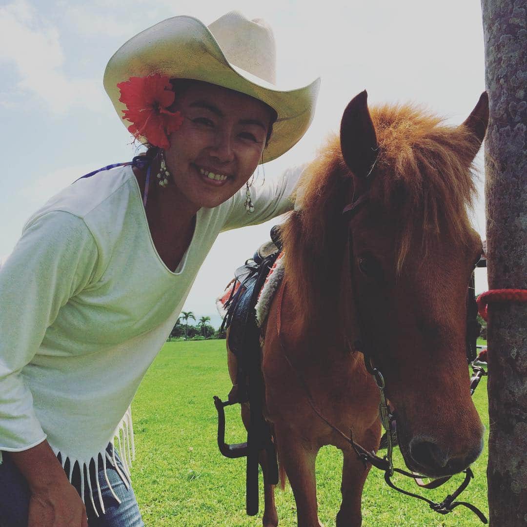 田中律子さんのインスタグラム写真 - (田中律子Instagram)「小浜島はいむるぶし、最南端の乗馬。与那国系の馬のサンピンちゃんは、小さな馬で可愛い💕 海までザブザブ入ります！  #小浜島  #はいむるぶし」4月25日 18時48分 - ri2kotanaka