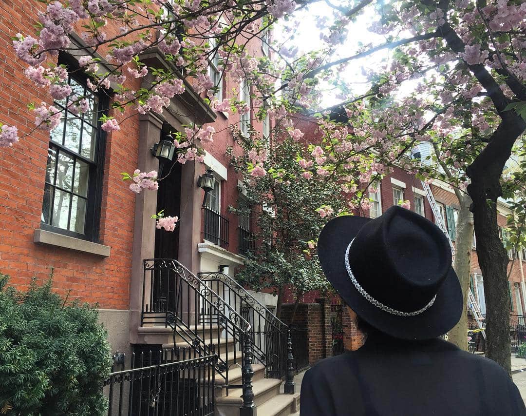 オノ・ヨーコのインスタグラム：「I love, love it! But I cannot find words for it! It’s just so sweet like when I walked around Grove Street long, long time ago. yoko」