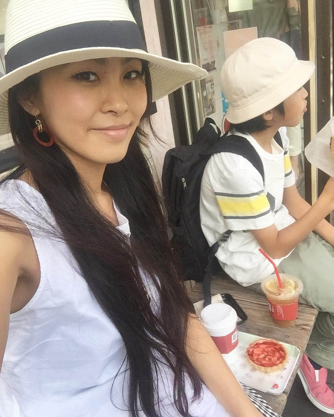 坂元美香さんのインスタグラム写真 - (坂元美香Instagram)「鎌倉からのー 家をスルーして 憩いの場所モンマスで休憩 づがれだーー  #モンマスティー #monmouthtea #いつもここ #千駄ヶ谷 #外のベンチが気持ち良い #早起きしてお弁当は一年に一度でいい #ハイキングで日焼けした #明日は絶対筋肉痛 #遠足引率 #疲れた #ゆうやん大好き」4月26日 16時10分 - mika_saka