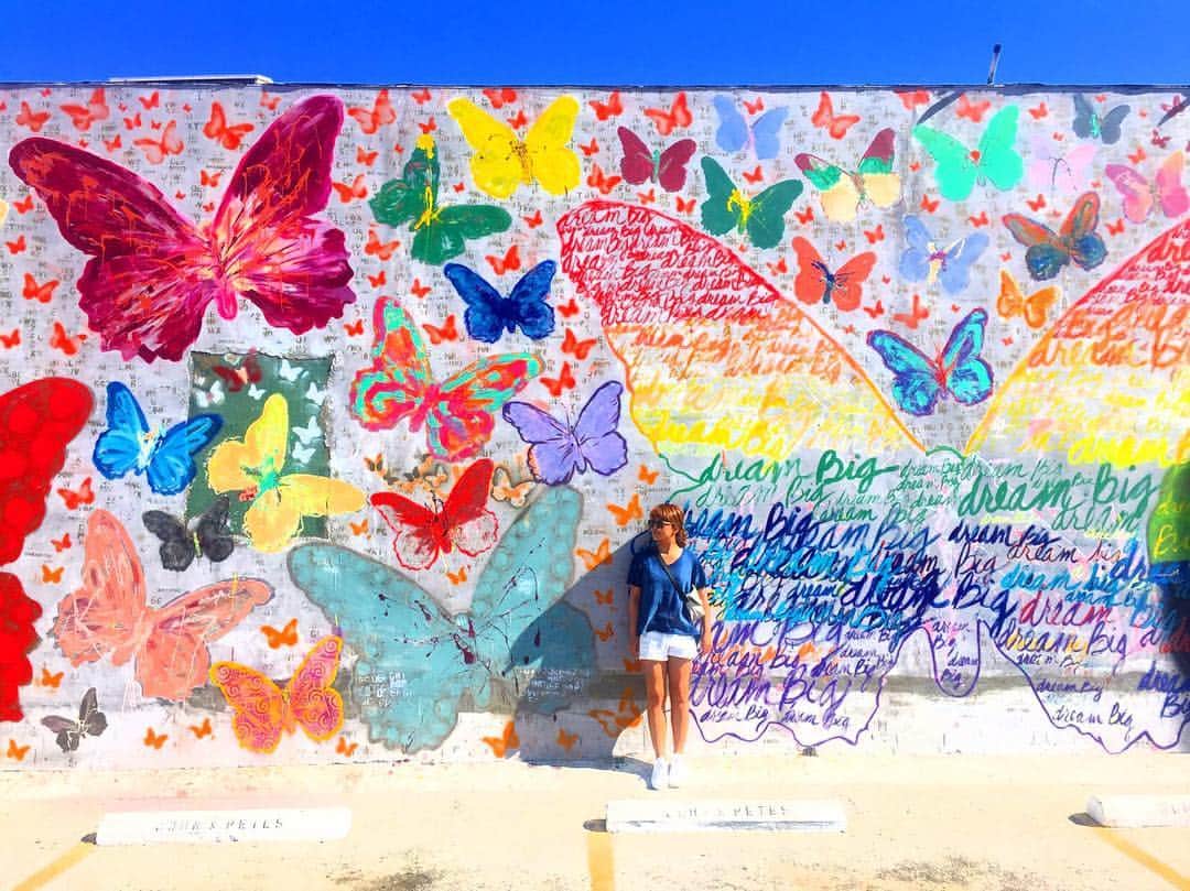 桃さんのインスタグラム写真 - (桃Instagram)「LAの街にちらほらある壁アートが可愛すぎる件。  #LA #ウォールアート #butterfly #クロ #あいのり #クロ #女子旅 #lovetabi」4月26日 9時12分 - momo.official