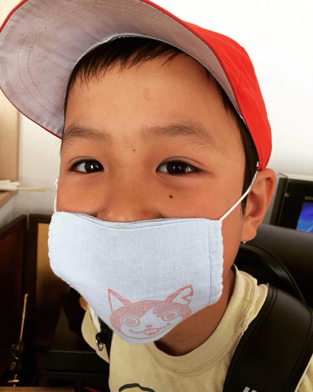 福島善成さんのインスタグラム写真 - (福島善成Instagram)「面倒くさいからと言って給食当番のマスクを家からつけて行く息子。  #給食当番 #マスク」4月26日 9時19分 - fukushimayoshinari