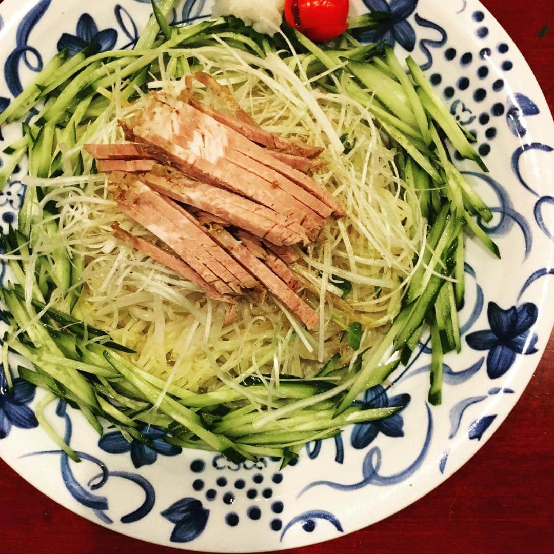 志摩有子さんのインスタグラム写真 - (志摩有子Instagram)「気温上昇につき、冷たい麺を欲して、ふーみんにて野菜入り冷やしねぎソバ。パリパリキュウリが爽やか。お昼は食べ放題の搾菜とお酢で味変。相変わらずもりもり〜。 #ロケごはん #ふーみん #冷やしねぎソバ  #大学生の大好物 #南青山の良心」4月26日 14時54分 - ariko418