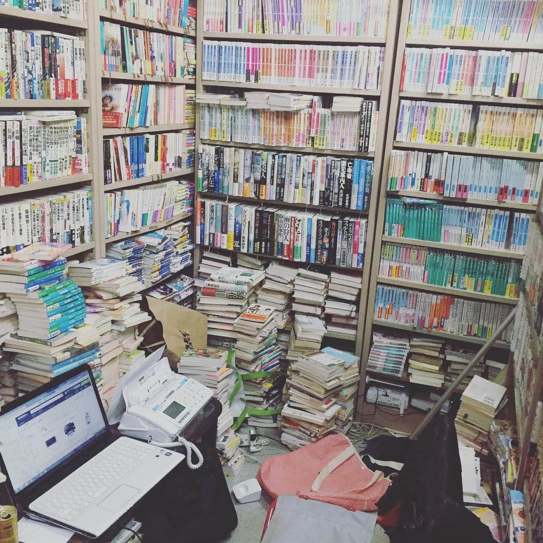 森薗政崇のインスタグラム：「俺のオアシス。 #西調布#ブックランド#レジ裏」