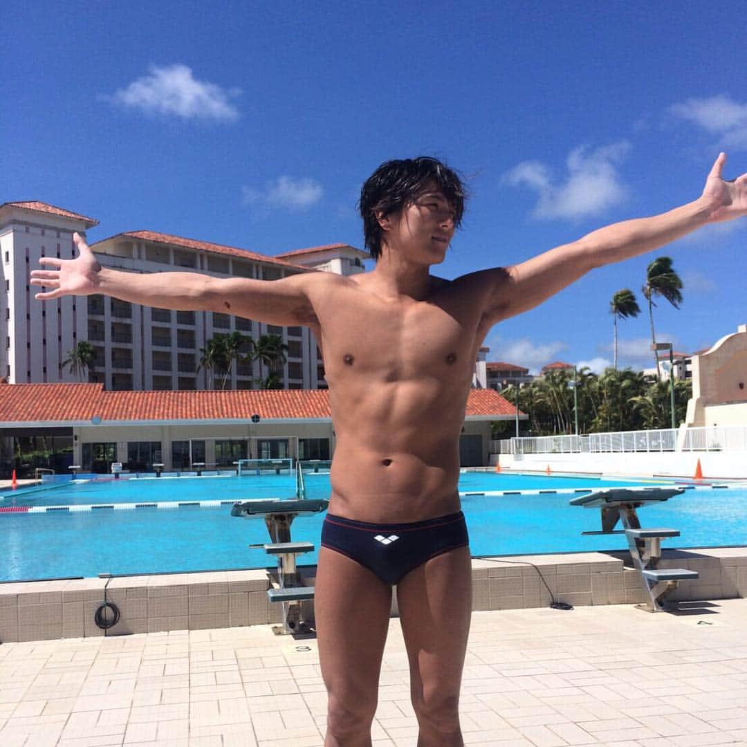 保田賢也さんのインスタグラム写真 - (保田賢也Instagram)「グアムで合宿中🌴 10000ｍ泳ぎ切ったぞ‼︎ #なんか恒例になってる #10000ｍ #泳ぎすぎて #腕あがんないよ #でも無理してあげてみたよ #これが限界だったよ #右腕に葉っぱみたいのついてるよ #もうパンパン #あと4日 #みんながいるから #頑張れる」4月27日 12時22分 - kenya_yasuda_