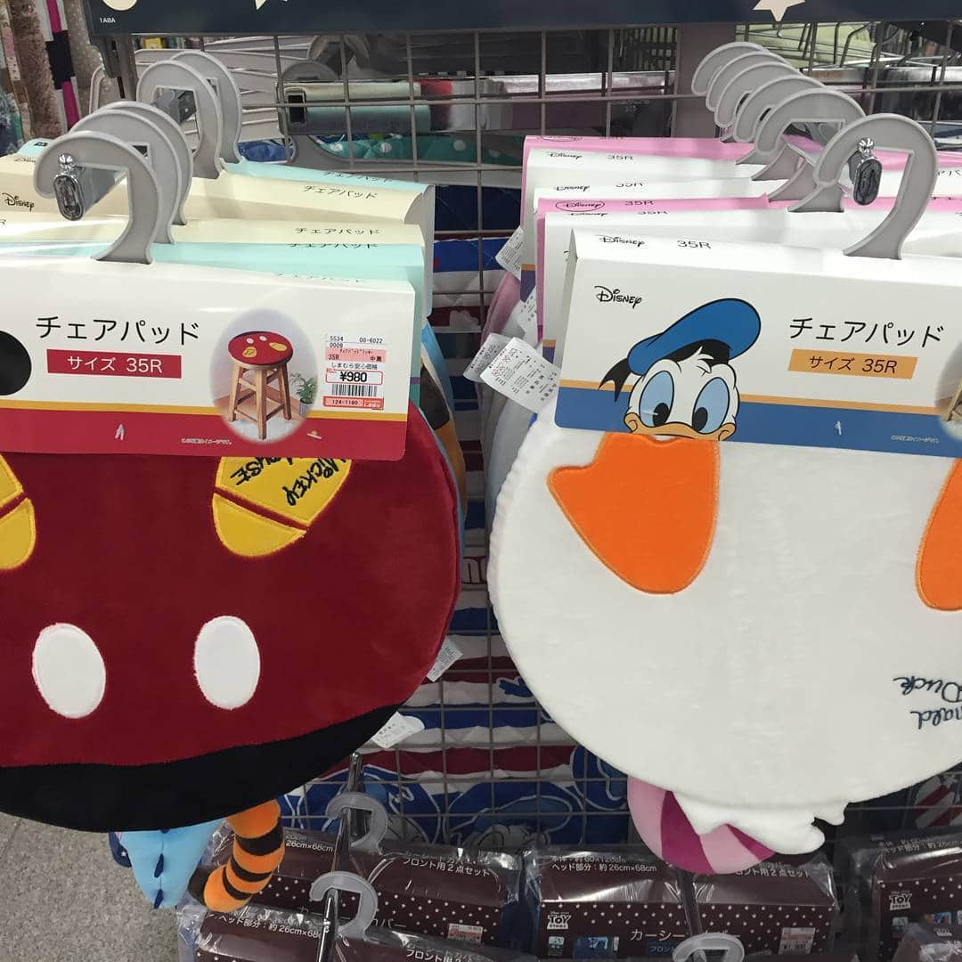 しまむらさんのインスタグラム写真 しまむらinstagram ディズニーの人気キャラクターのチェアパットが登場 全7種で 各キャラクターのしっぽが可愛い要チェック商品です 売価 980円 品番 124 1190 しまむら しまパト プチプラ クッション 店舗により在庫が