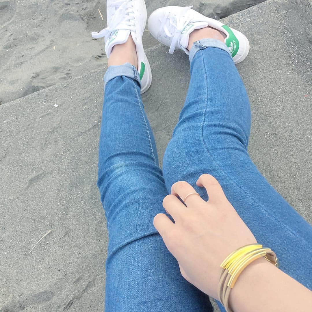 micoro_3のインスタグラム：「昨日の海🏝スタンスミスとお出かけしました。  GWもいいお天気だといいなぁ〜🏃☀️ 皆様楽しいGWをお過ごしください☺️ #今日のコーデ#ママコーデ#今日のファッション#fashion#outfit#OOTD#coordinate#ファッション#style#mamafashion#プチプラ#プチプラコーデ#ママファッション#シンプルコーデ#着まわし#今日の服#スタンスミス#stansmithgreen #手作りアクセサリー #手元くら部#kurashiru#locari」