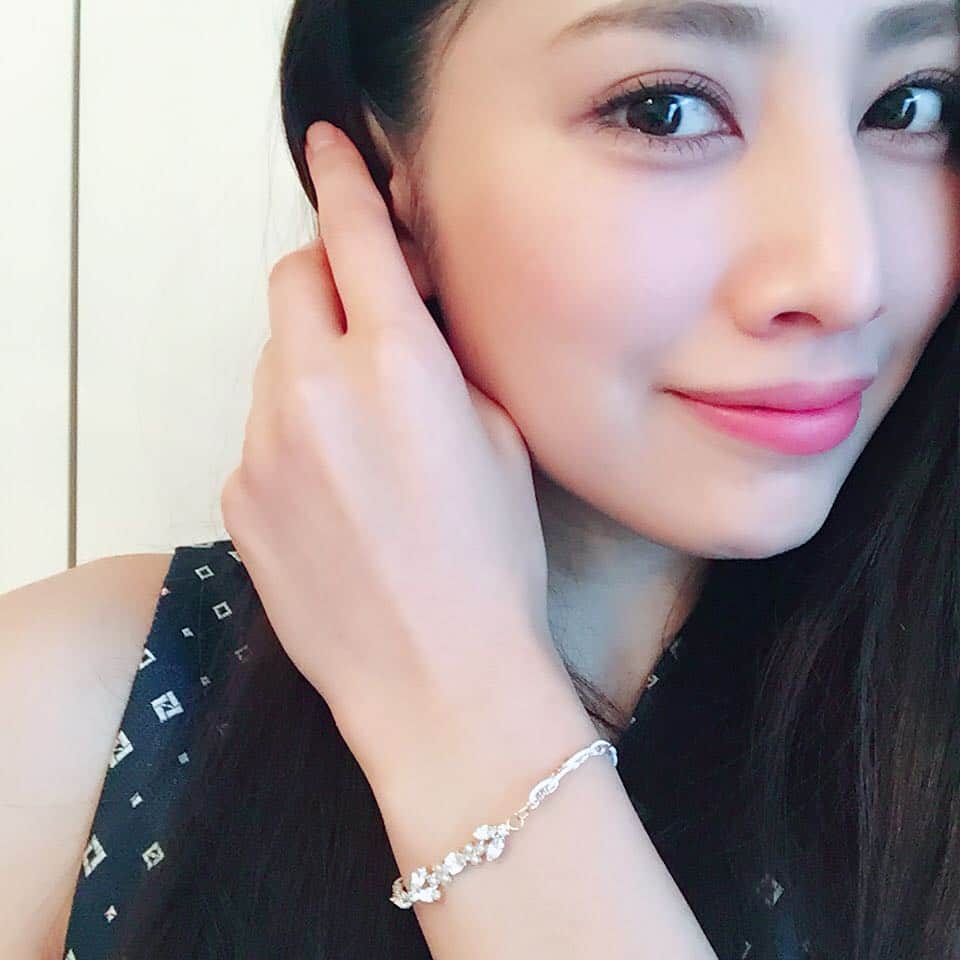 島村まみのインスタグラム：「phoebe Jewel Misanga 好きなジュエルパーツとリボンで自分だけのオリジナルミサンガ作れます😊 私は白のリボンにキラキラクリスタルを☆  #phoebe #jewelmisanga  www.instyle-we store.com」