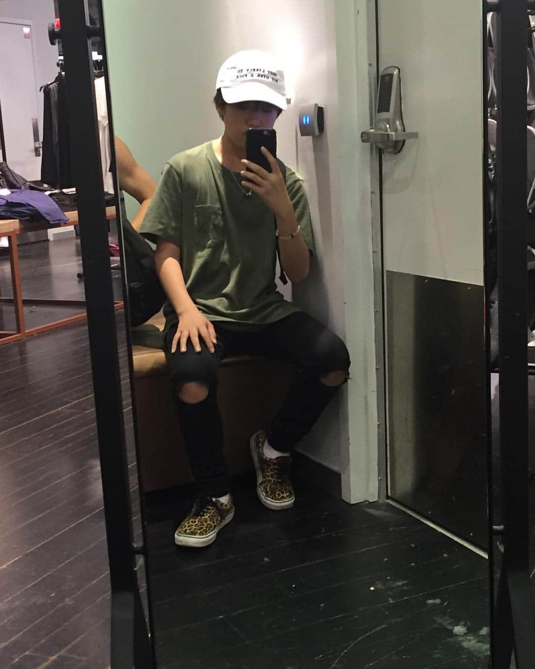 藤田織也のインスタグラム：「Kaws & Uniqlo #kaws #uniqlo #h&m #kenyafujita #藤田織也 #projecttaro #vans #rihanna #dadhat」