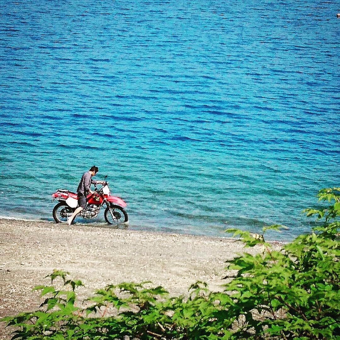 ヒロシさんのインスタグラム写真 - (ヒロシInstagram)「湖とXR。 #camp  #XR250 #bike  #ヒロシです」5月25日 19時07分 - hiroshidesu.official
