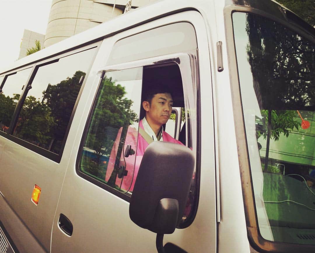 木村卓寛さんのインスタグラム写真 - (木村卓寛Instagram)「今日は大阪でドライバーのお仕事です。 ありがとうございます。 #ロケバス #コースター #29人乗り #足元はスニーカー」5月25日 14時01分 - tenshinkimura