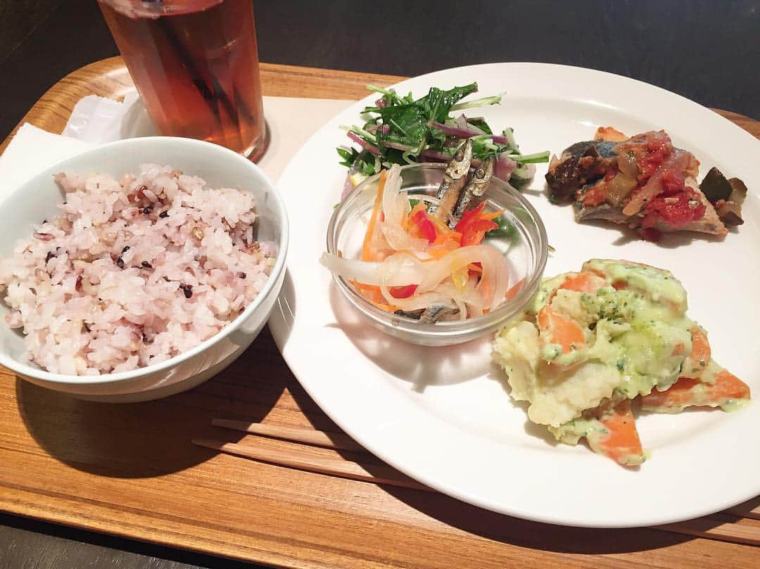 城田理加のインスタグラム：「Today's Lunch🍴 夜用に家にも二十一穀米ごはん炊いてきたけど、お昼も十穀米ごはんにしちゃった。 #mujicafe のデリ好き。 #雑穀米 大好き。 #lunch #deli」