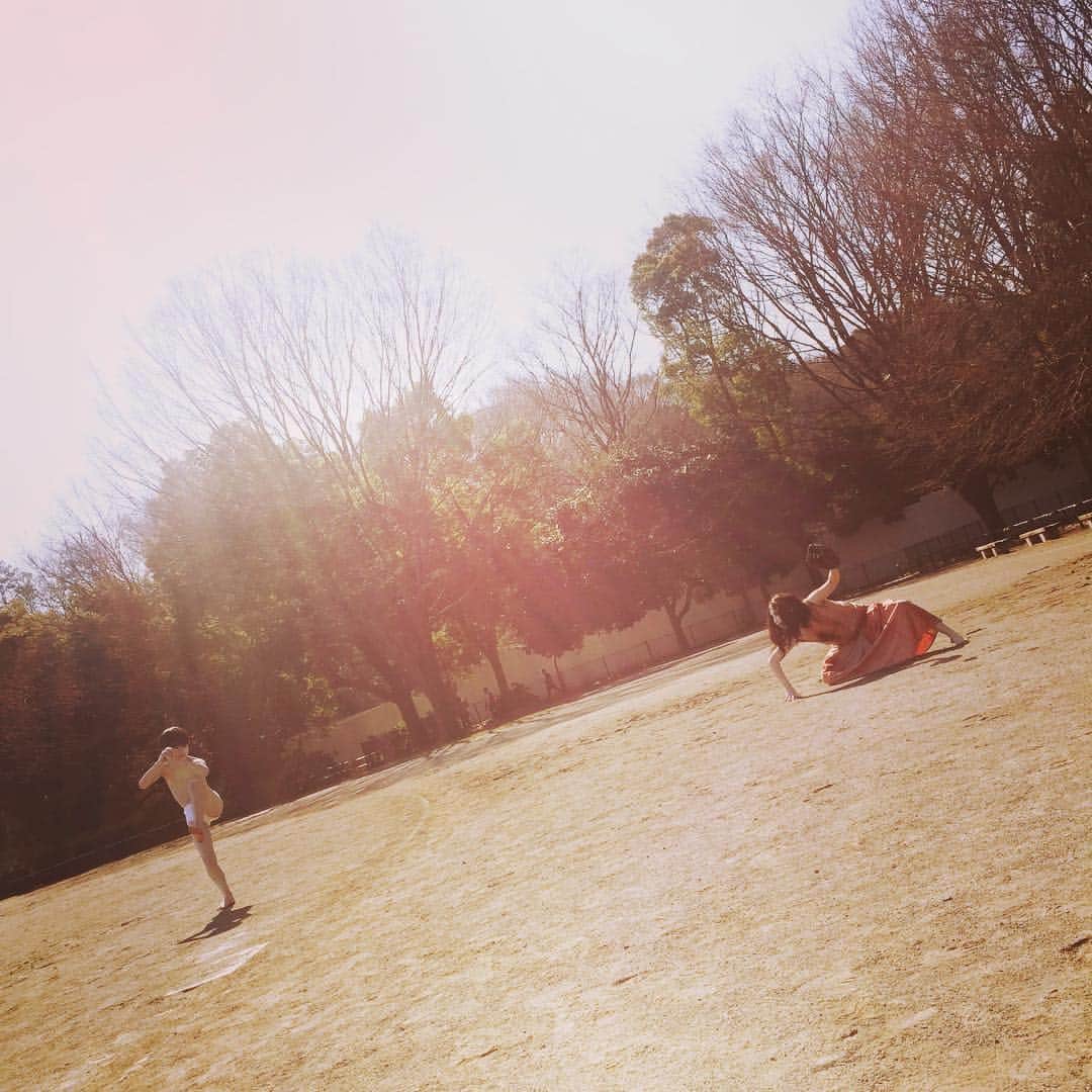 伽椰子と俊雄のほのぼの親子日記のインスタグラム：「あ゛あ゛あ゛あ゛あ゛（ついに私たちもマウンドデビュー？） #始球式　#日本ハムファイターズ　#6/1ヤクルト戦＠札幌ドーム　#あ゛あ゛あ゛あ゛あ゛ #ニャー　#さだかや #sadakovskayako」