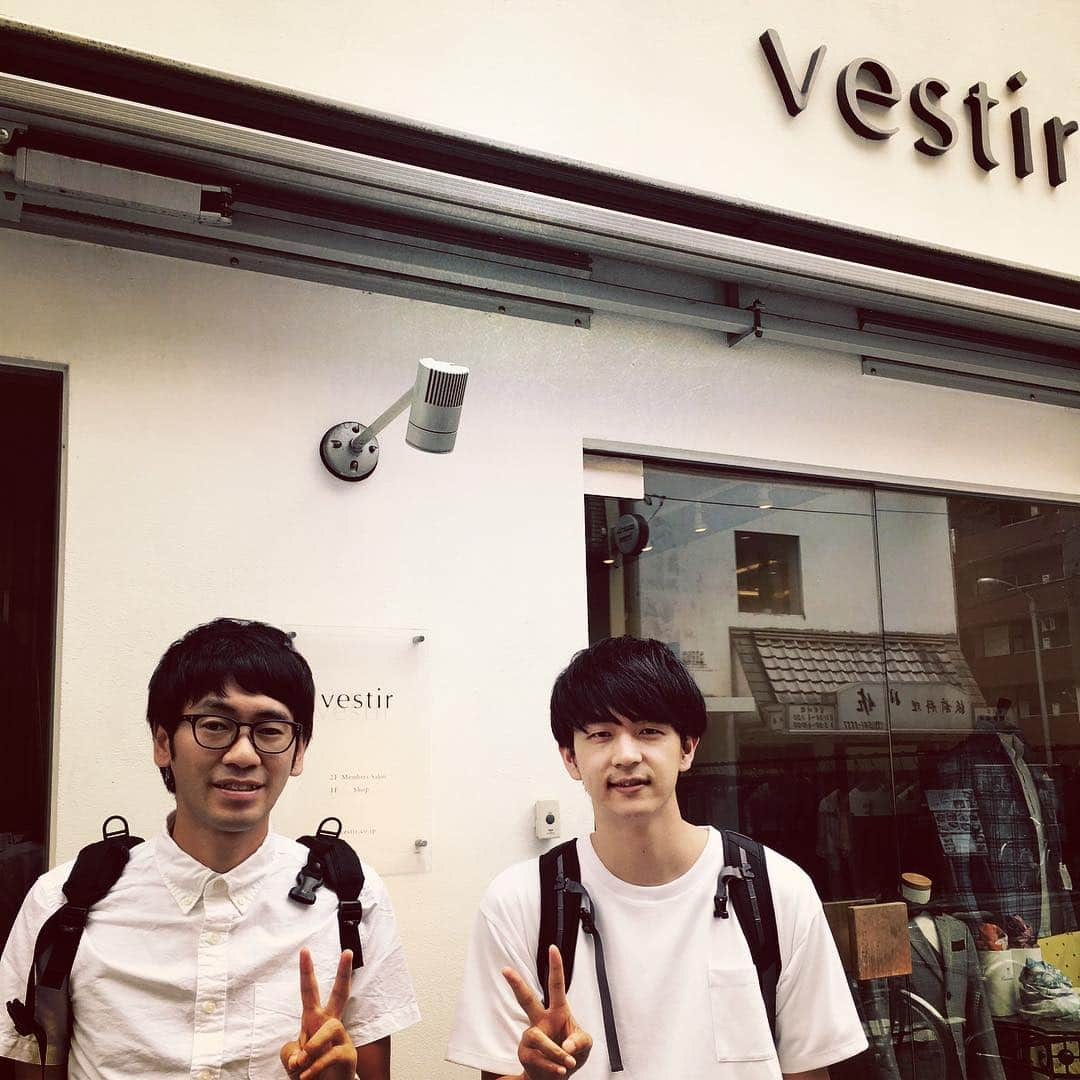 石井輝明さんのインスタグラム写真 - (石井輝明Instagram)「僕たちのスーツを仕立ててくださった「vestir」さんが、受賞のご褒美にシャツを仕立ててくださいます！ もう首と手の長さが合わない既製品とはおさらばだ！ 出来上がるのが楽しみで仕方ない。。 #vestir #新町 #向かいにはMel coffee roasters #ちょっと歩けばオリックス劇場 #だいぶ歩けば梅田 #歩かなければvestir」5月26日 13時29分 - comandanteishii