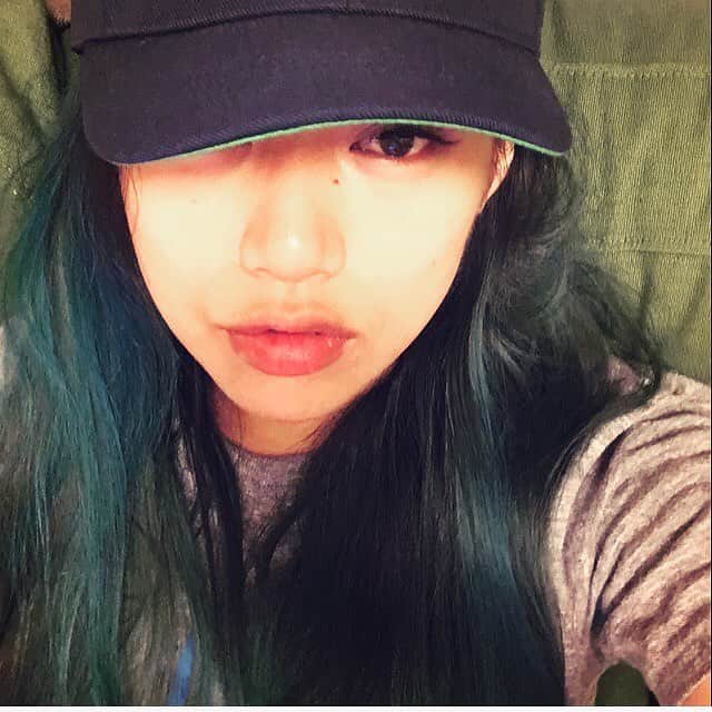 tae のインスタグラム：「Ready to go😎✈️🌎 不眠により充血。目よ、生き返れ。 #redeye #flight #exciting #oreskaband #northcarolina #blue #green」