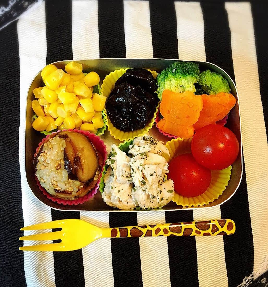 ささきえりさんのインスタグラム写真 - (ささきえりInstagram)「マッスル弁当🍴  今日はプルーン使い❤️ 脂肪分ゼロ。コレステロールゼロ。食物繊維が豊富😎脂肪、タンパク質、炭水化物をエネルギーに変換してくれるというカリウムを多く含む食品らしい。肩、首、背骨、骨を支える筋肉の収縮を補助する栄養素が働き、身体中の凝りの改善に役立つらしい。  良い筋肉を育てたい人は、意識して食べるといいのかな？と思うけれど、なかなかクセがあるので食べにくいのが難点🙄😏😂 テキトー人間の私は、何でも気休め程度👻👻👻#玄米 #マクロビ #マクロビオティック #アスリート #タンパク質 #タンパク質の塊 #プルーン #筋肉 #マッスル #マッスル飯 #マッスルフード #アスリート飯 #アスリートフード #野菜 #ダイエット や #diet ではなく #健康 作り で #ノンオイル 😎👻 #宮沢賢治 の世界 😑🙏🏽 要するに、玄米と少しの野菜を食べて丈夫な身体を欲しがる人の話を参考にした人の飯😜💪🏿 #えりちゃんの天才ヘルシークッキング」5月26日 6時54分 - chaneri_ballet_style