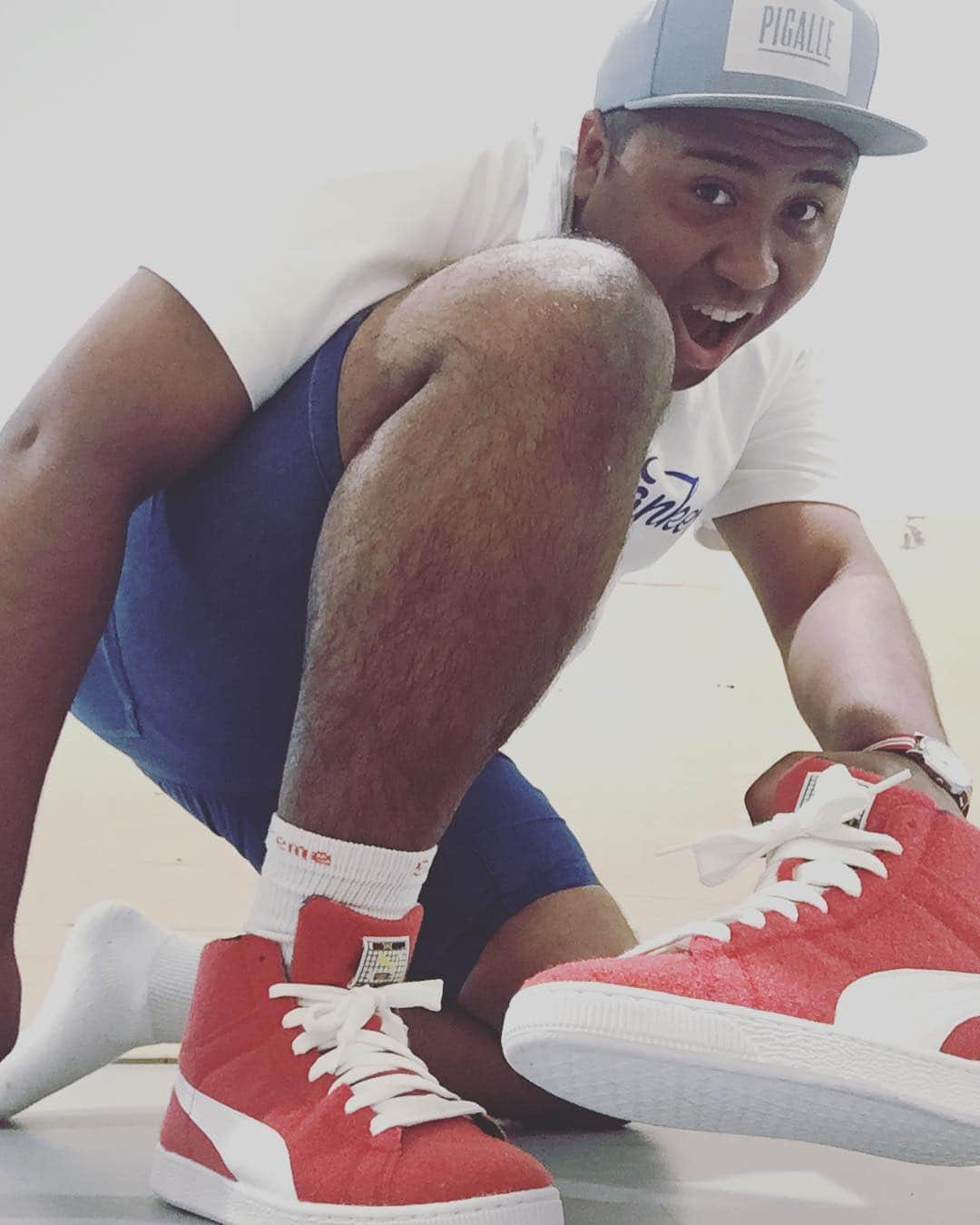アントニーのインスタグラム：「初めてキモ撮りしました！  #初キモ撮り #キモ撮り #kimodori  #puma #pumadeeandricky #red #supreme #pigalle #pumaとニューヨークのデザイナーdeeandrickyのコラボスニーカーナイス！」