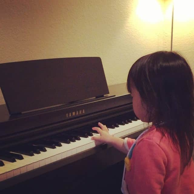 大迫あゆみのインスタグラム：「Good job🙌かえるの歌が〜聞こえてくるよ〜🐸 #piano #practice #練習 #かえるの歌」