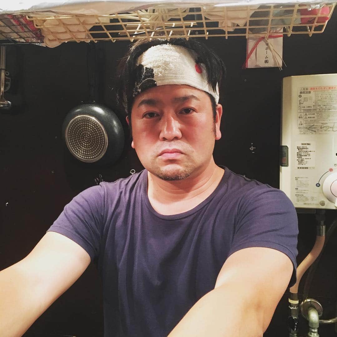 大西宏明のインスタグラム：「昨日はいつも世話になってる！？！？ 中川兄さん ターチンのお店にお祝いに行ってきました✨✨ なんなんやろか この写り方は（≧∇≦） #ランディーズ#中川貴志#吉本新喜劇#かしみん焼き#裏難波#ターチン#昔は男前」