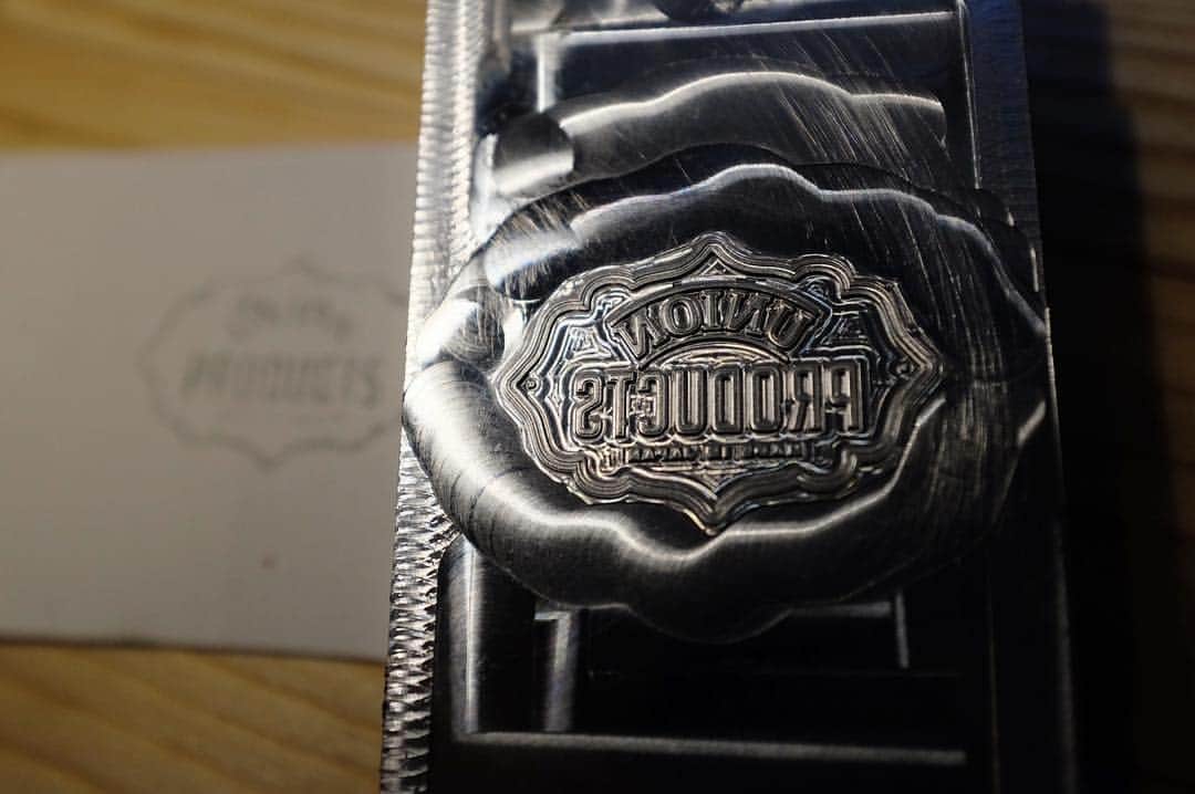 UNION PRODUCTSのインスタグラム：「... This aluminium plate carved by CNC milling machine. It's new style letterpress. . . 板を使った活版印刷の場合、エッチングした亜鉛版か感光させた樹脂版を使うのが普通ですが、「NCで削ってもイケんじゃね？」って事でやってみました。 結果から言えば、可能みたいです。 名刺作ろー #unionproducts #union_products  #letterpress #活版印刷 #cnc #milling」