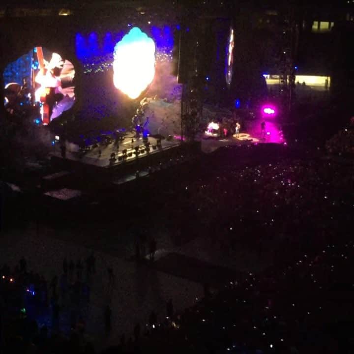 アンドレウ・フォンタスのインスタグラム：「AMAZING @coldplay !!!👏🎉🔝 #ColdplayBarcelona」