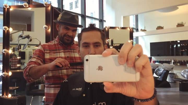 ケビン・シストロムのインスタグラム：「I've been seeing @jarradical for the last four years of haircuts. Last year Jarrod struck out on his own and became an entrepreneur. He founded his own salon in SF called Steel + Lacquer. He just recently celebrated his first anniversary of opening his doors. Congrats Jarrod and thanks for the faux hawk 😆」