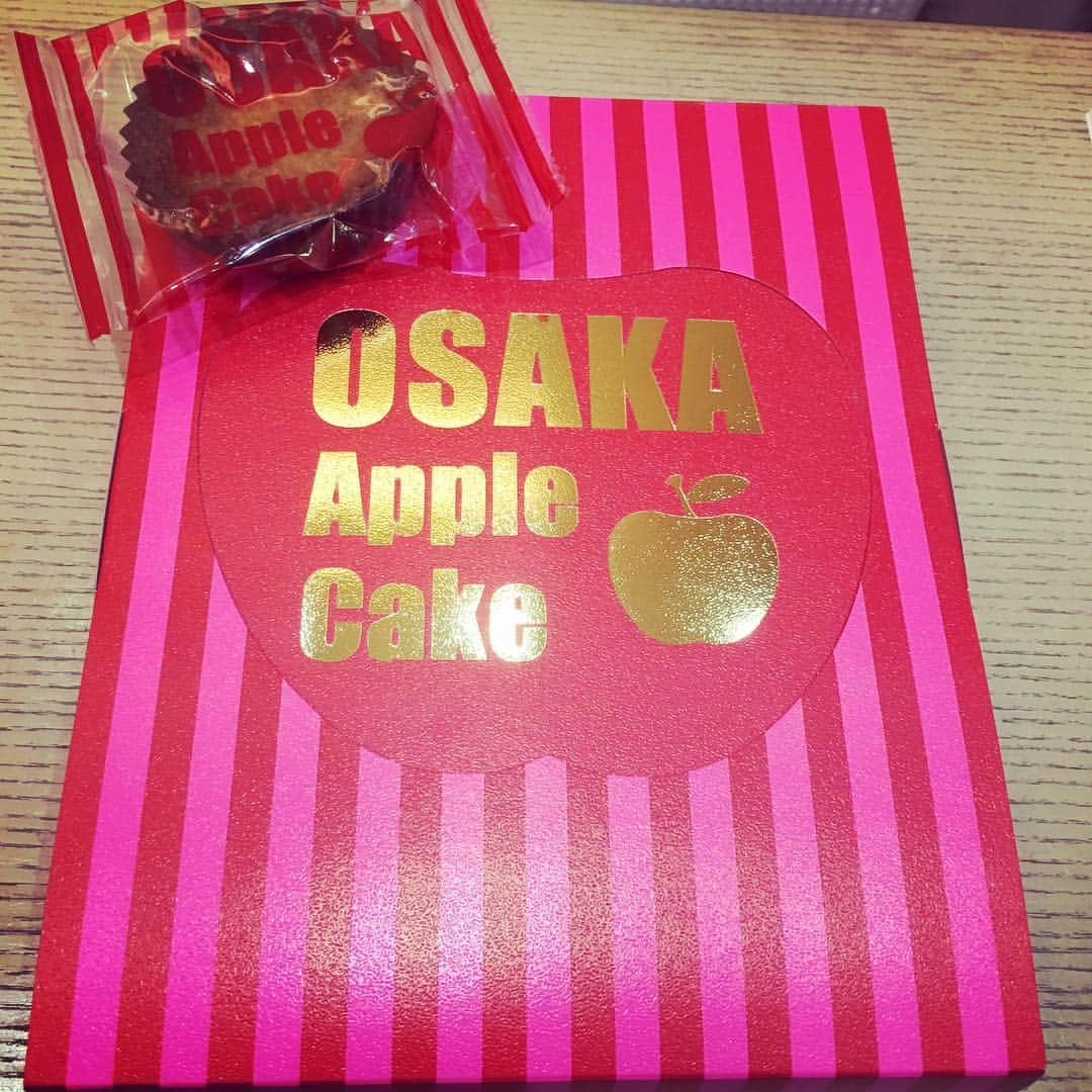 城田優さんのインスタグラム写真 - (城田優Instagram)「岸さんからの差し入れ  うまっっ  #OSAKAapplecake #アップルケーキ #シェルティE」5月27日 17時07分 - yu_shirota