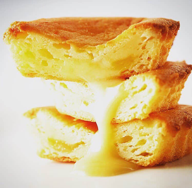 LINE FLASH SALE公式アカウントのインスタグラム：「チーズ好きの方にオススメ🧀そのまま食べても美味しいですが、少し温めるとチーズがとろっと溶けてよりGOOD😋 おやつタイムはもちろん、ワインのお供にもピッタリな焼き菓子です💕  5/27(金)18:30～食品セール #LINEFLASHSALE #LINEフラッシュセール #LINE #instagood #instadaily #food #sweets #dessert #cake #スイーツ #ケーキ #焼き菓子 #女子会 #デザート #おやつ #ワイン #のびーるチーズ #リッチーズ #チーズ」