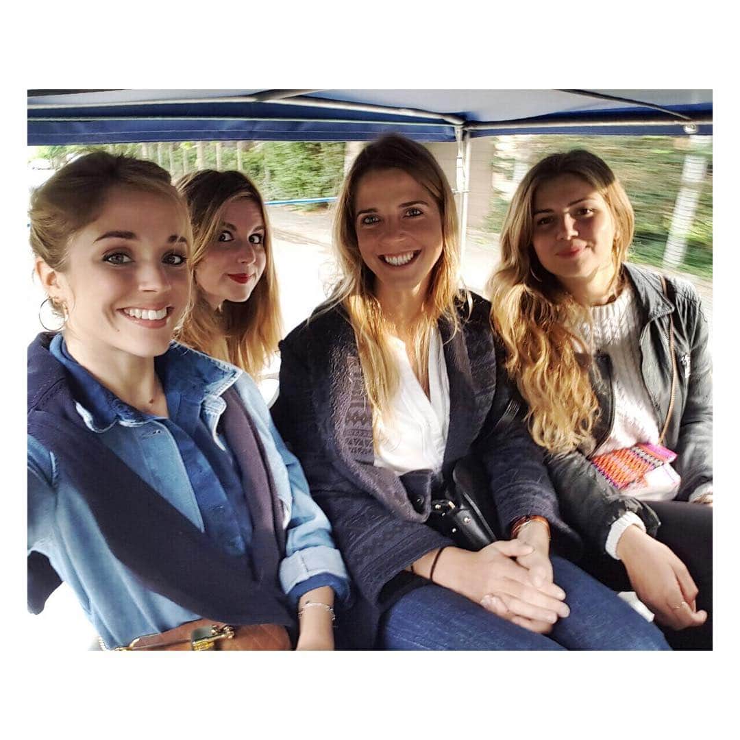 アリス・アイザズのインスタグラム：「Biarritz with my girls @popcatala @sosolrp @leadngl 🙋🏼🙋🏼🙋🏼🙋🏼」