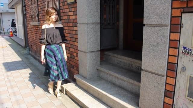 Lune Selectのインスタグラム：「OOTD😉🍭 . 今日は風が吹いていて気持ちよかったです♡ ずーっと過ごしやすい1日でしたね🙈🌈🎈 . 透け感と揺れがあるスカートで、歩くのが 楽しく今日はたくさん歩きました🚶🎵 . #LuneSelect#セレクトショップ #BASE#トップ画面から飛べます#ファッション#コーデ #ootd #fashion #アパレル#服#ネットショップ#ネットショッピング#通販#買い物#2016ss#ストライプ#ロングスカート#シャネル#ゴールド#ブラック#オフショル」