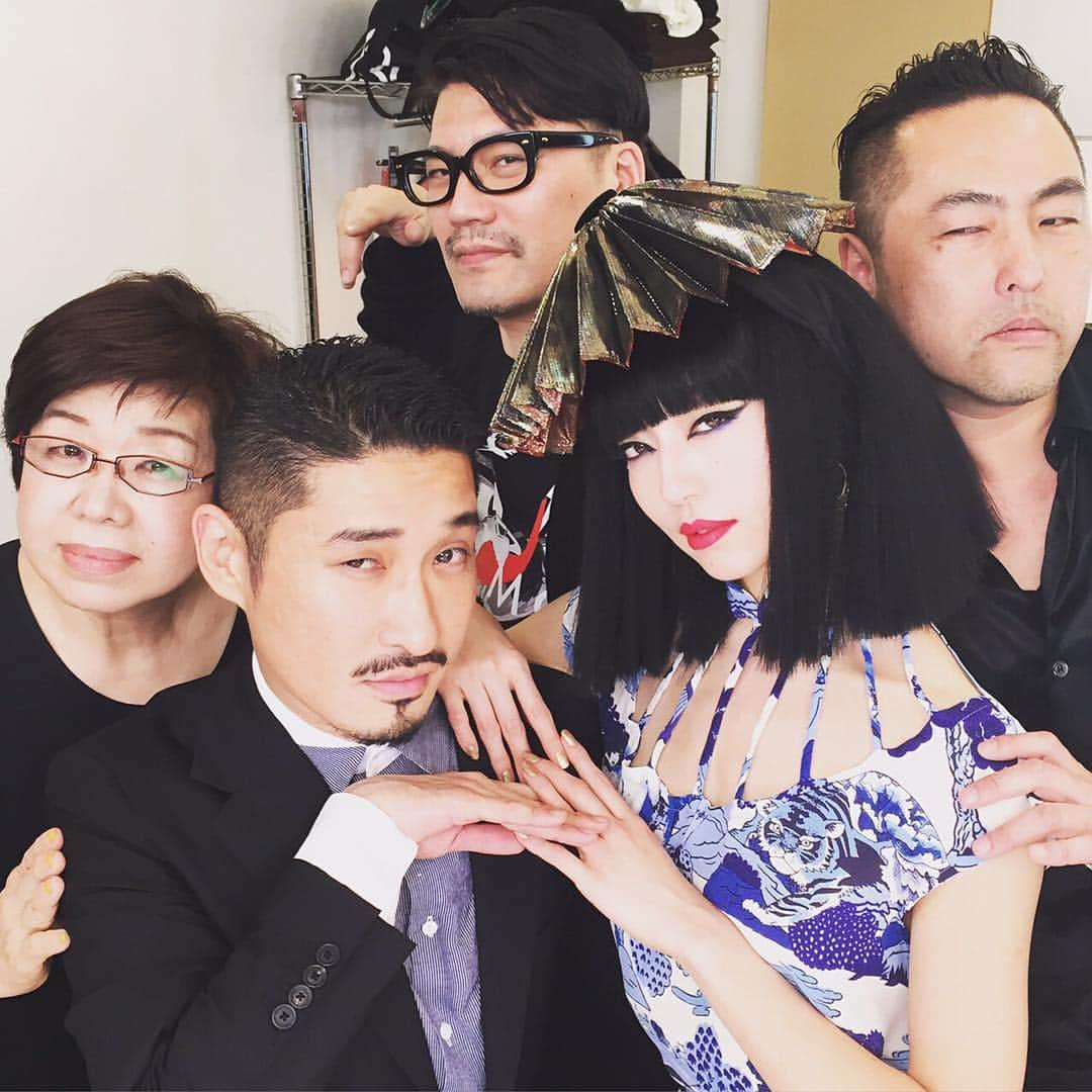 松島花さんのインスタグラム写真 - (松島花Instagram)「: 映画撮影中のoffshot😘📸 ヘアメイクの富川栄さん❤️ フォトグラファーの下村一喜さん❤️ デザイナーの丸山敬太さん❤️ スタイリストの真山雄紀さん❤️ 山口小夜子さんを愛する スタッフの皆さんが一丸となって 私を現代の小夜子さんに作り上げてくれました😭🙏🏻 #氷の花火 #山口小夜子 #映画 #yamaguchisayoko #movie #japan」5月28日 0時50分 - hana_matsushima_official