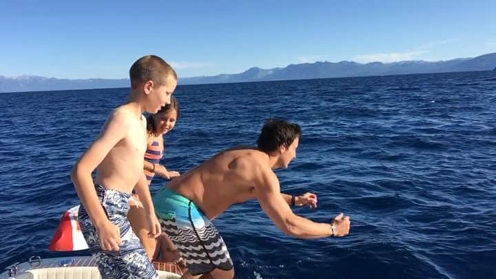 ケビン・シストロムのインスタグラム：「#flashbackfriday to last summer on Lake Tahoe with the fam. Pete and Nick showed some courage jumping into the icy water... Olivia got there eventually ☃」