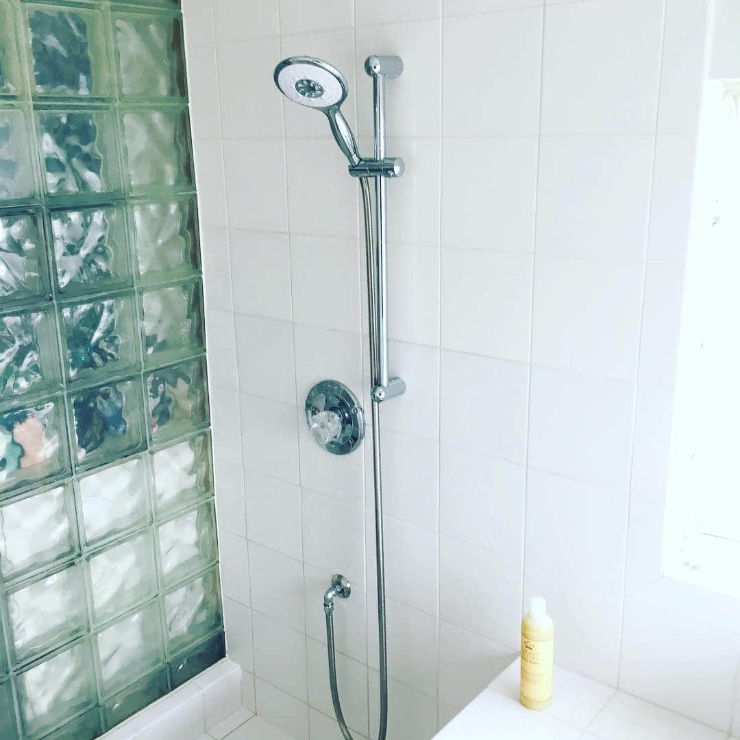 志摩有子さんのインスタグラム写真 - (志摩有子Instagram)「フックが壊れていたシャワーが新しくなった。デザインの選択を含めて手配は旦那さんが。ハウスキーピングができるところ、尊敬。そしていつも感謝している。 #bathroom #shower #grohe #グローエ #シャワーヘッド #ヴィンテージハウスM #ヴィンテージハウス_m」5月28日 17時00分 - ariko418