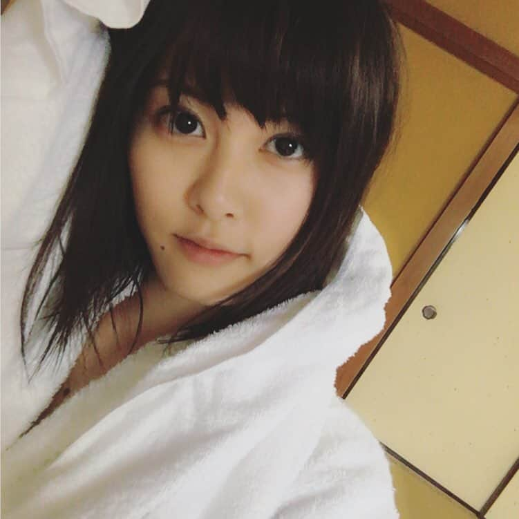 松岡ちなのインスタグラム：「髪の毛を拭いたら盛れると聞いて。  #自撮り #撮影 #オフショット #濡れ髪 #バスタオル」