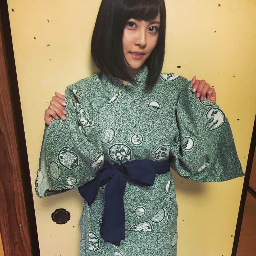 松岡ちなのインスタグラム：「温泉の浴衣〜♨️ 温泉好き✨ひとり銭湯行くことあります。真顔  #撮影 #オフショット #浴衣 #温泉 #温泉旅行」