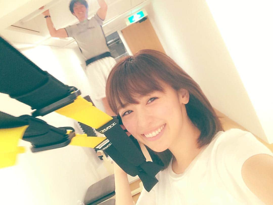 泉里香さんのインスタグラム写真 - (泉里香Instagram)「#マシュマロボディ製作所 💘 今日もしっかりトレーニング！ 美味しいものも食べたいしその分たくさん筋トレしなきゃね♡！ #りかメニュー #TRX で美ボディキープ💫 #トレーナーとっしー後ろで懸垂。笑 #懸垂ってめっちゃきついのよね﹙´˙꒳​˙﹚ #嫌いな種目。笑 #estretch#マシュマロボディ#美ボディ#筋トレ#bodymake#パーソナルトレーニング#代官山#エロふわボディ製作所」5月28日 20時44分 - rika_izumi_