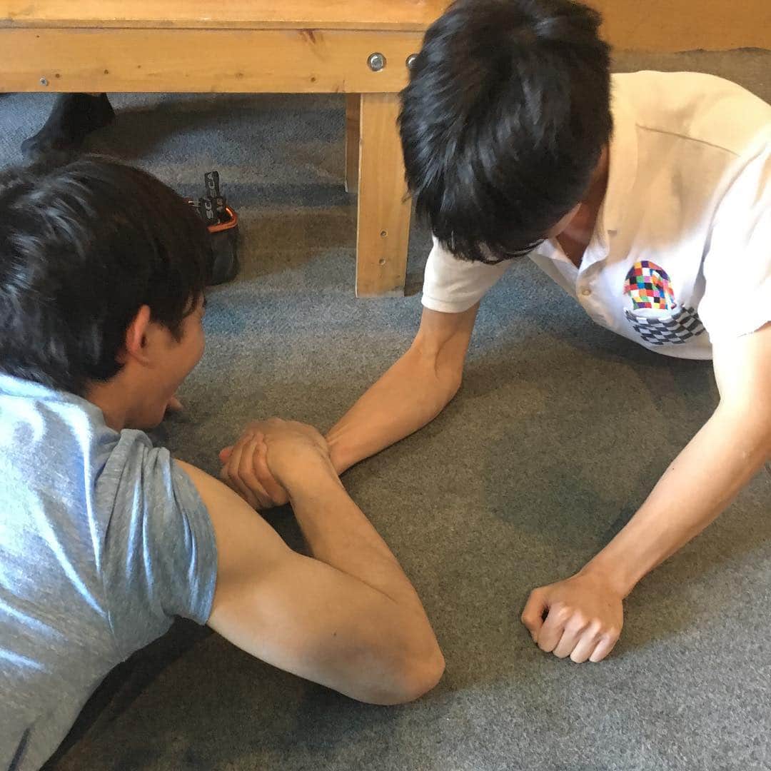 長澤青空のインスタグラム：「やる前から勝敗が目に見えてる腕相撲ww #腕相撲 #太い #細い #マッチ棒 #クライマー #climber #ジム #ボルダリング #bouldering #宮城勢 #宇都宮 #栃木 #Flash」