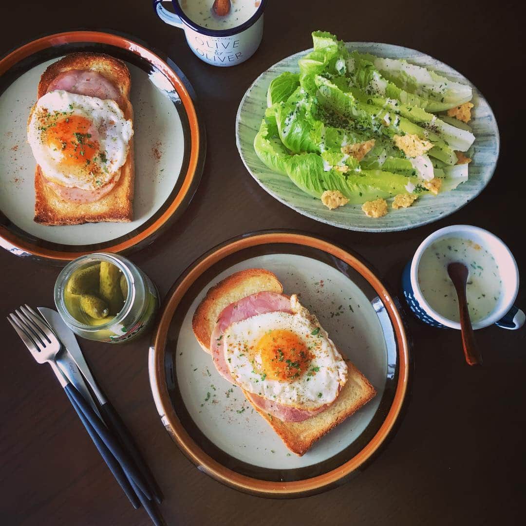 志摩有子さんのインスタグラム写真 - (志摩有子Instagram)「午後から出かけるので簡単ランチ。ハムエッグトーストとシーザーサラダのまたしても朝食みたいな昼ごはん。 #朝食みたいな昼ごはん #ハムエッグトースト #シーザーサラダ」5月5日 12時48分 - ariko418