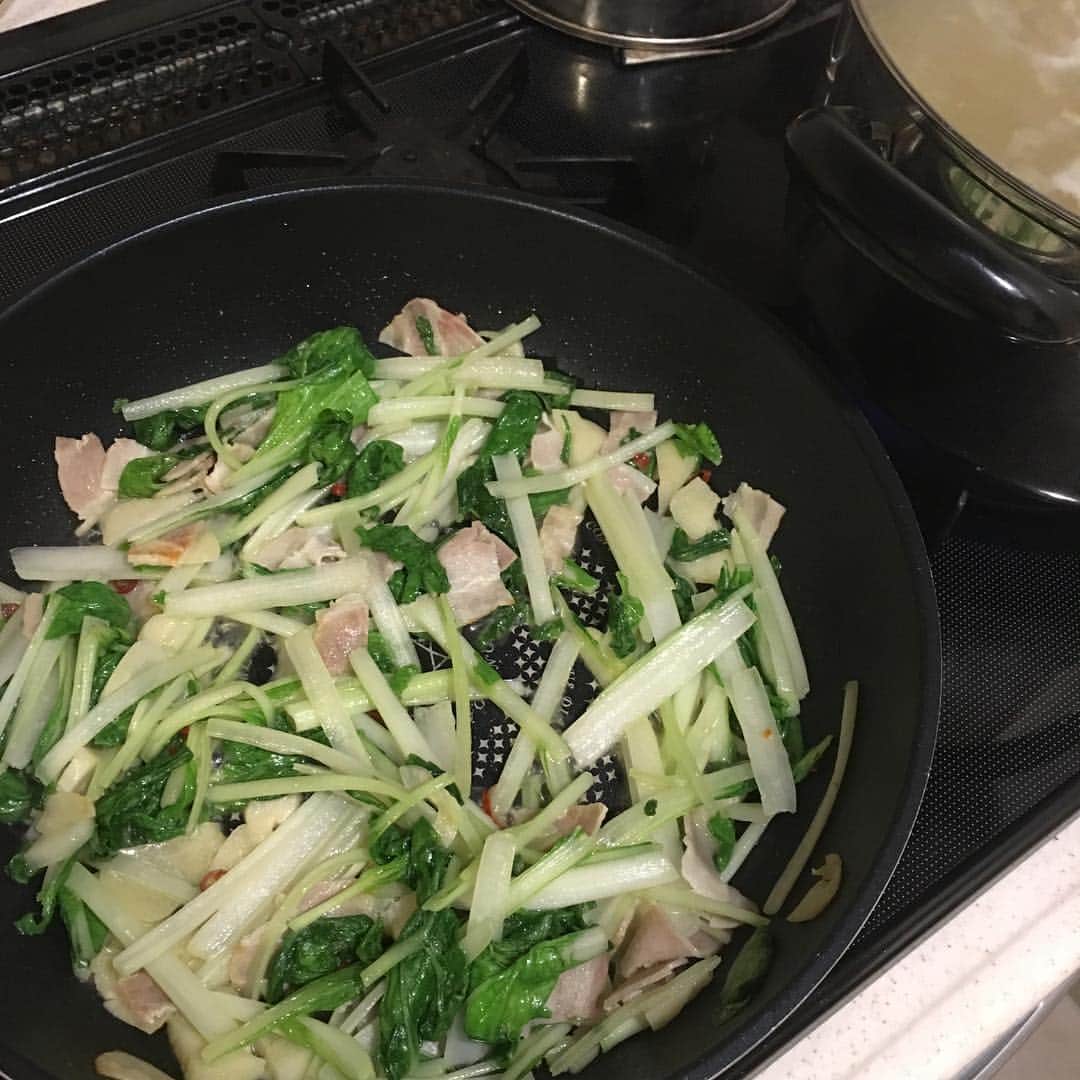 小林真文のインスタグラム：「謎の草を山ほど貰った。浅漬けとペペロンチーノと胡麻油で和えたサラダ的なものに(わからないものはニンニクや胡麻油で何とかなる信仰)。いやホント何やろか？わからぬまま完食」