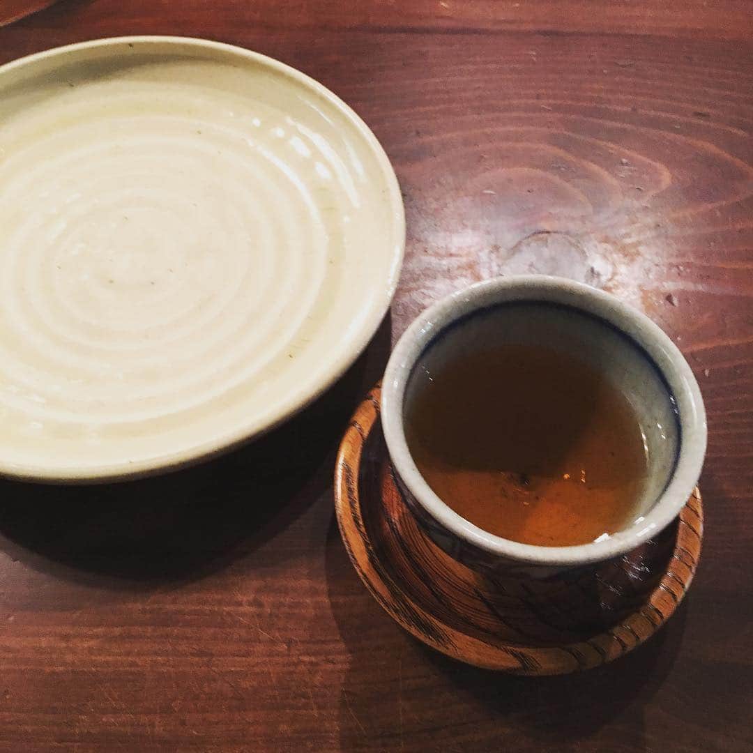 志摩有子さんのインスタグラム写真 - (志摩有子Instagram)「愛用していた城進さんの急須を割ってしまい涙に暮れていたところ、花田さんで開催中のお茶に関する器展に出ていることがわかってさっそく購入。急須だけのつもりが、それだけにとどまらずひと目惚れしまったものを連れ帰る。 #暮らしのうつわ花田 #うつわ選び #器マニア #心豊かになるひととき #ここに来ると手ぶらでは帰れない」5月5日 17時08分 - ariko418