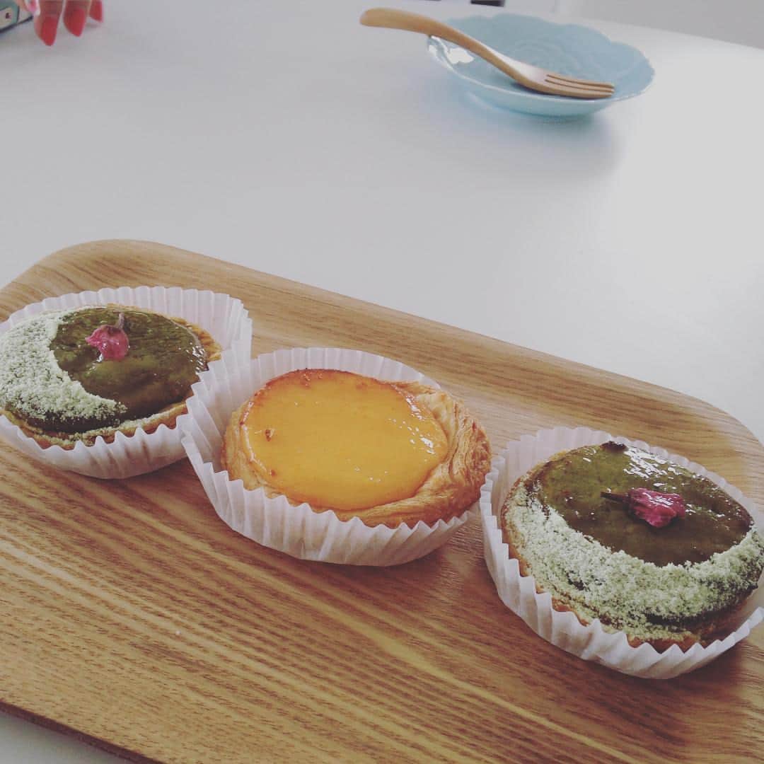 家村マリエのインスタグラム：「エッグタルト💓買ってみた✨💋ハマる美味しさ😍＃エッグタルト＃デザート＃お昼のおやつ💓」