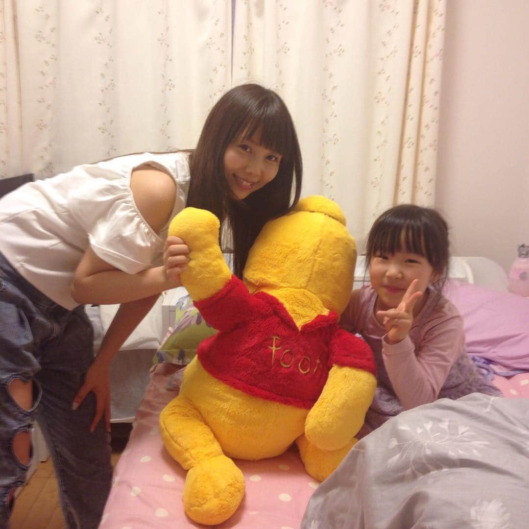 西村季里子のインスタグラム：「「きやん、おねしょした🐟」で起こされた朝。 「いんだよ〜〜たくさん遊んだもんね〜〜」 と言いながらも、初のことで内心あたふた🙀 シャワー浴びさせて、お布団干して、すみっこで下向いてるわかなをぎゅって抱きしめたら、 「ありがとう、きやん」 って言われて、2人でうるうるした朝🌤 #子育てって大変だなぁ #おねしょ#姪っ子 #かわいいから許す #follow#followme #l4l」