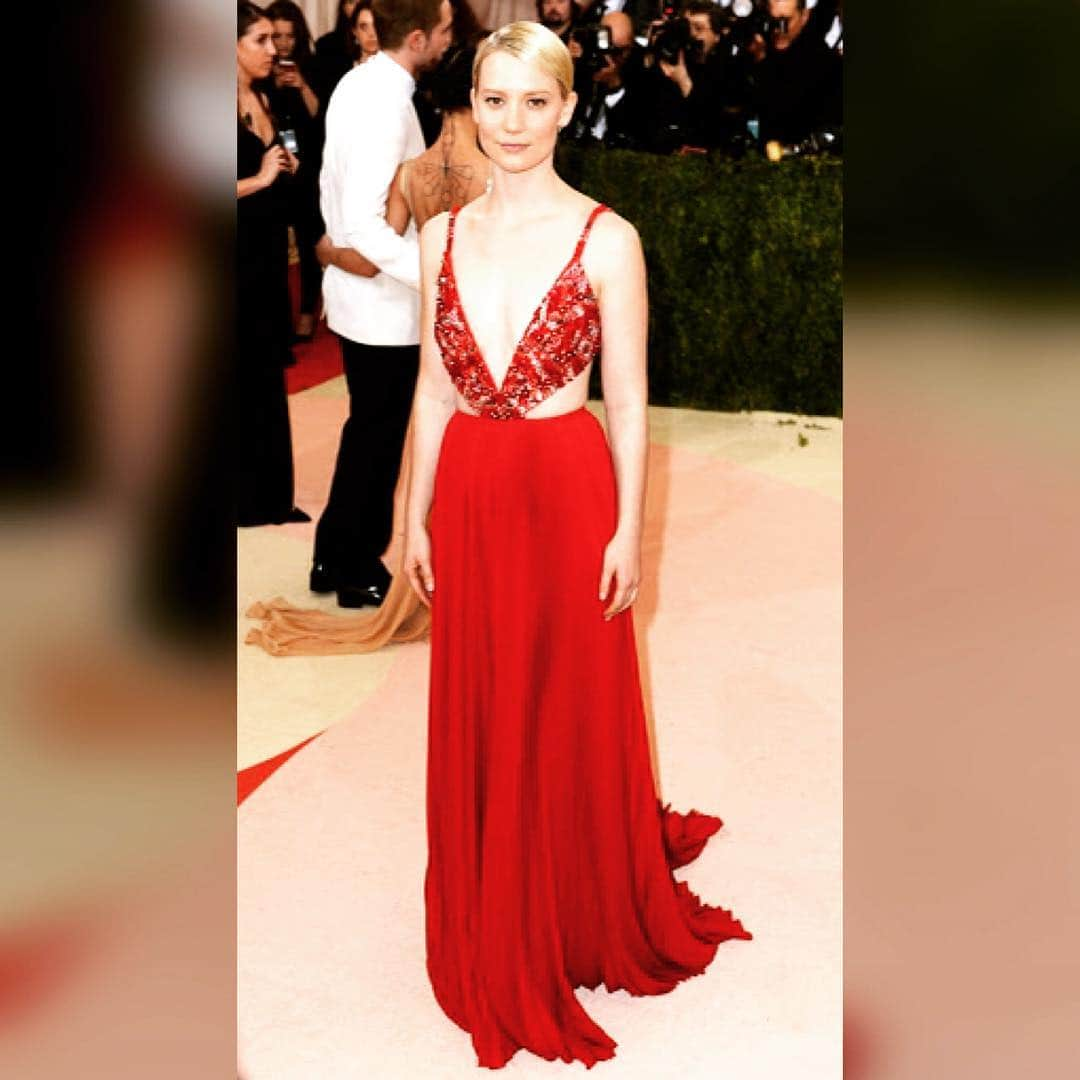 ミア・ワシコウスカのインスタグラム：「Mia attends the 2016 Met Gala #miawasikowska #met #metgala #prada #metgala2016」